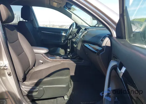 2015 Kia Sorento Lx z USA, uszkodzony, nr VIN 5XYKTCA64FG570980